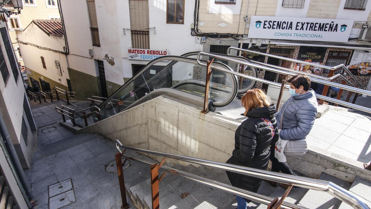 Vecinos bajan por las escaleras en la calle Alzapiernas.