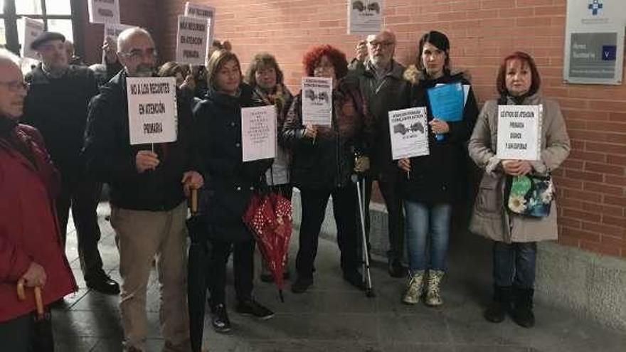 Miembros de la plataforma &quot;Atención Primaria en Marcha&quot;, ayer, antes de entregar sus alegaciones al nuevo decreto regional.