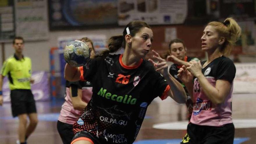 La pivote Carla Gómez, con la pelota, durante el partido de ayer en A Sangriña. // Ricardo Grobas