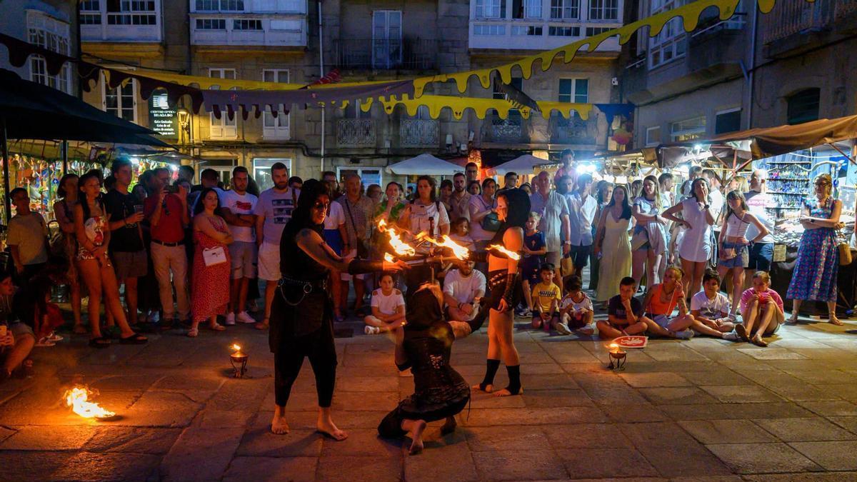 Un espectáculo de fuego cerró la primera jornada de la Feira Medieval de Padrón