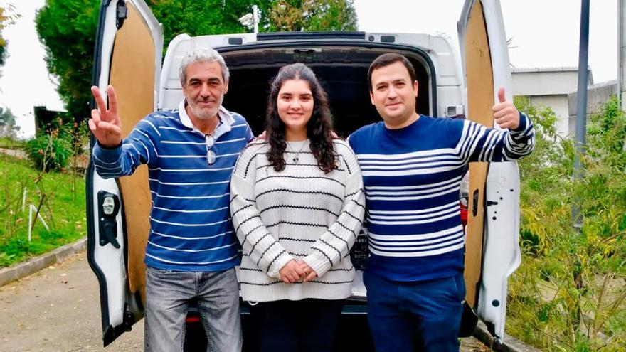 Reyes Fernández, alumna del CIFP Manuel Antonio, con sus profesores Isac Martín y Damián Rey // FARo