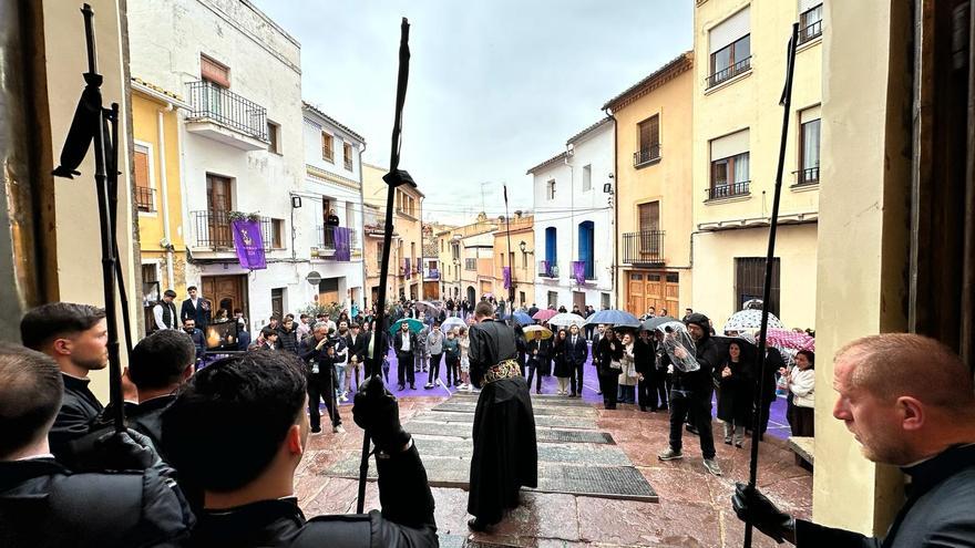 Subasta en Sagunt entre paraguas