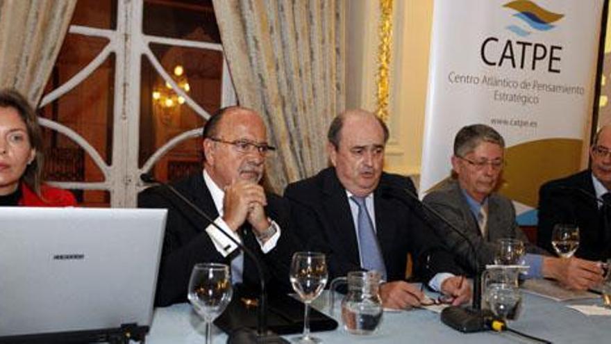 Cristina del Río, Ángel Ferrera, Juan José Benítez de Lugo, César Muñoz y Antonio Rivero, en el acto de presentación de Capte. i ACFIPRESS