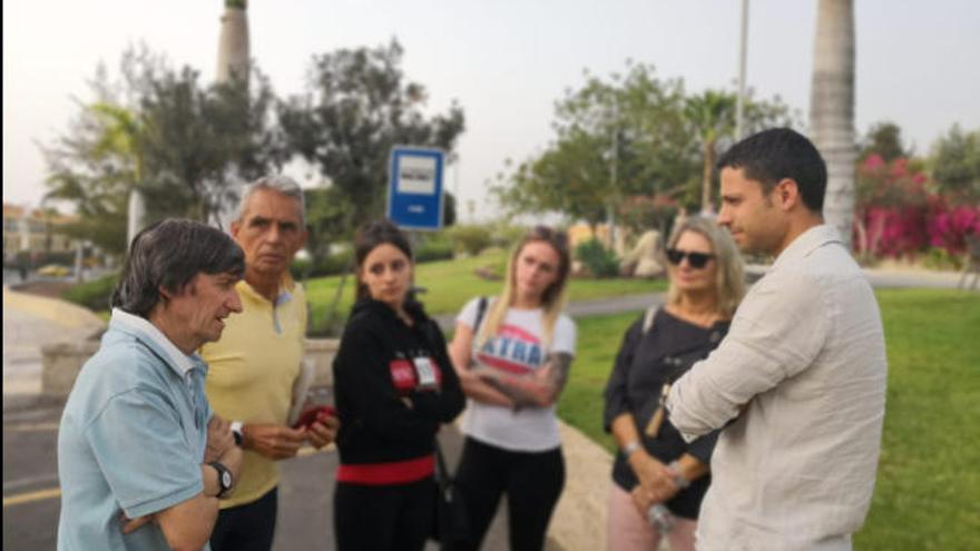 Dirigentes del colectivo vecinal Grupasca con el concejal de Turismo, José Alberto Delgado.