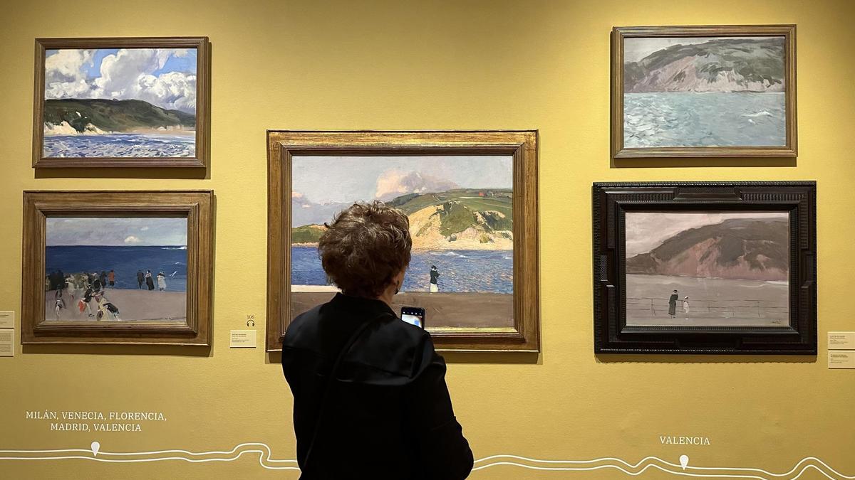 Una mujer observa cuadros de la exposicion 'Sorolla. Viajar para pintar'.