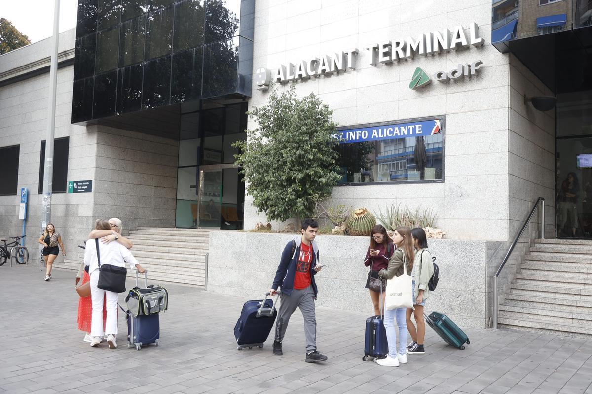 Usuarios en el exterior de la estación de Alicante este sábado por la mañana.