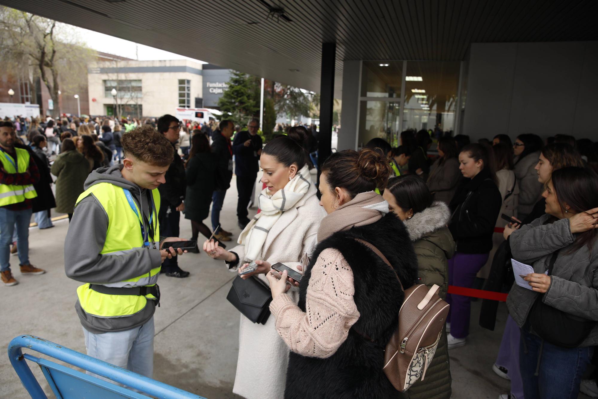 Miles de personas participan en la macrooposición de la sanidad pública asturiana.