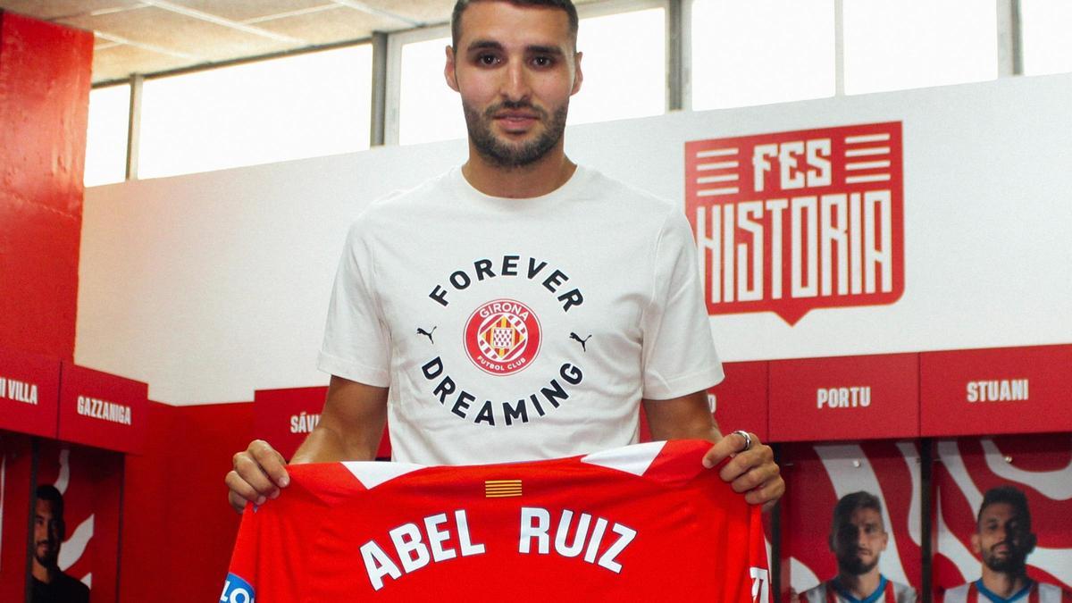 Abel Ruiz posa con su nueva camiseta del Girona en el vestuario de Montilivi.