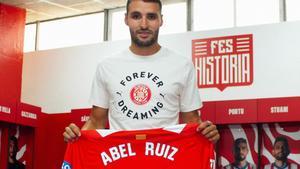 Abel Ruiz posa con su nueva camiseta del Girona en el vestuario de Montilivi.
