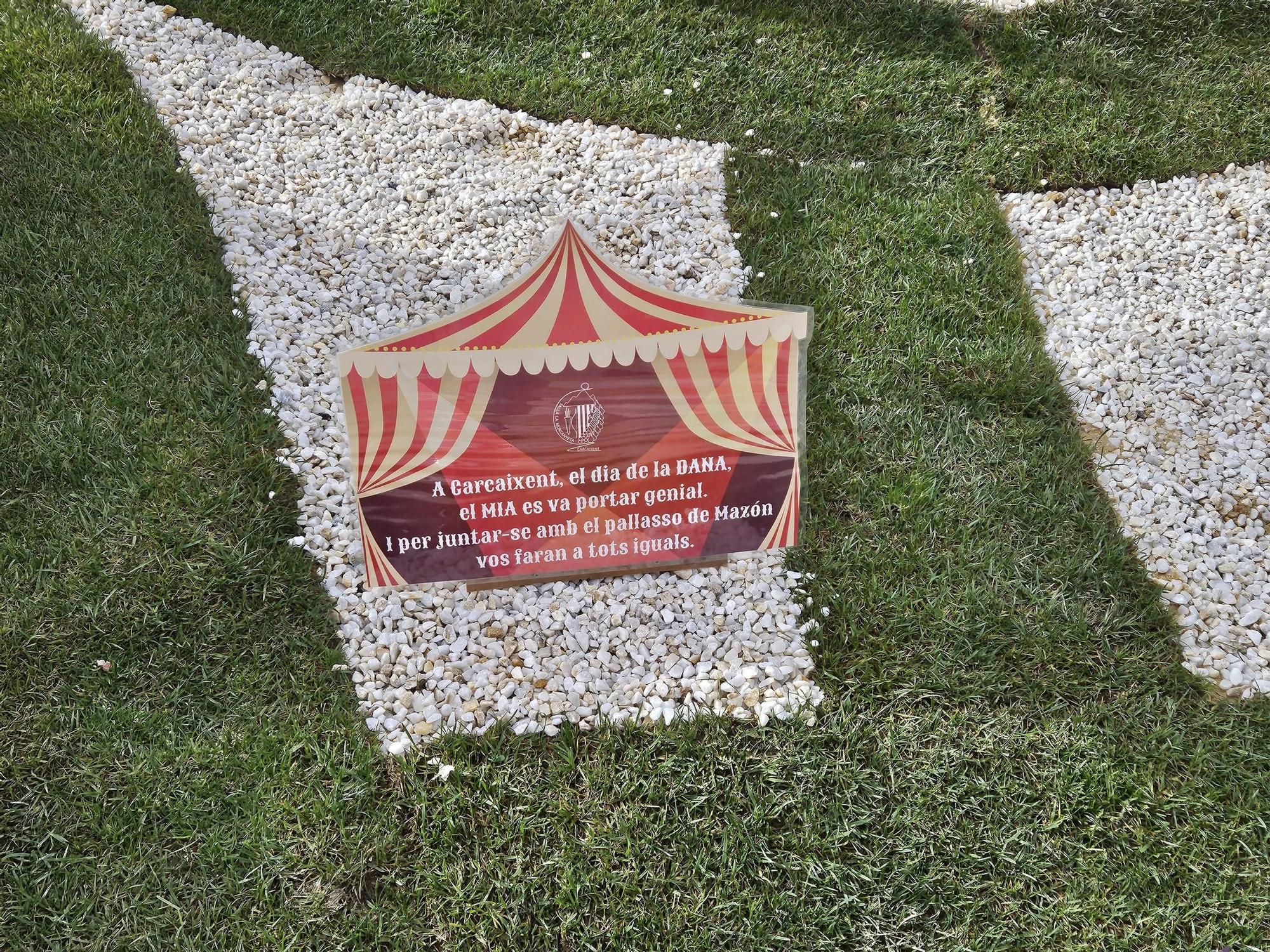 Las fallas de Carcaixent se llenan de críticas contra Mazón y homenajes a los voluntarios