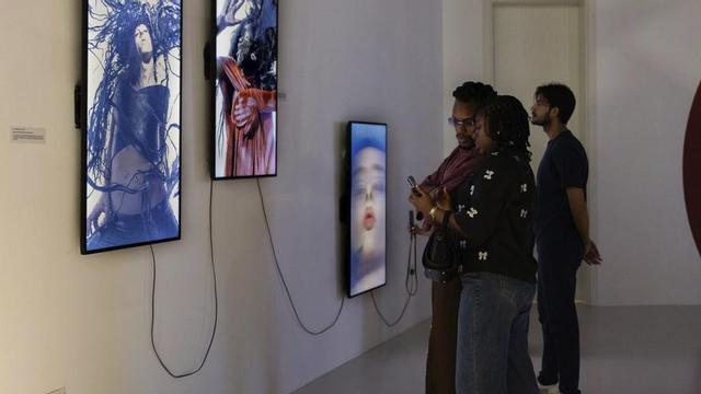 Dos visitantes en la muestra  de la fotógrafa zamorana. | CEDIDA