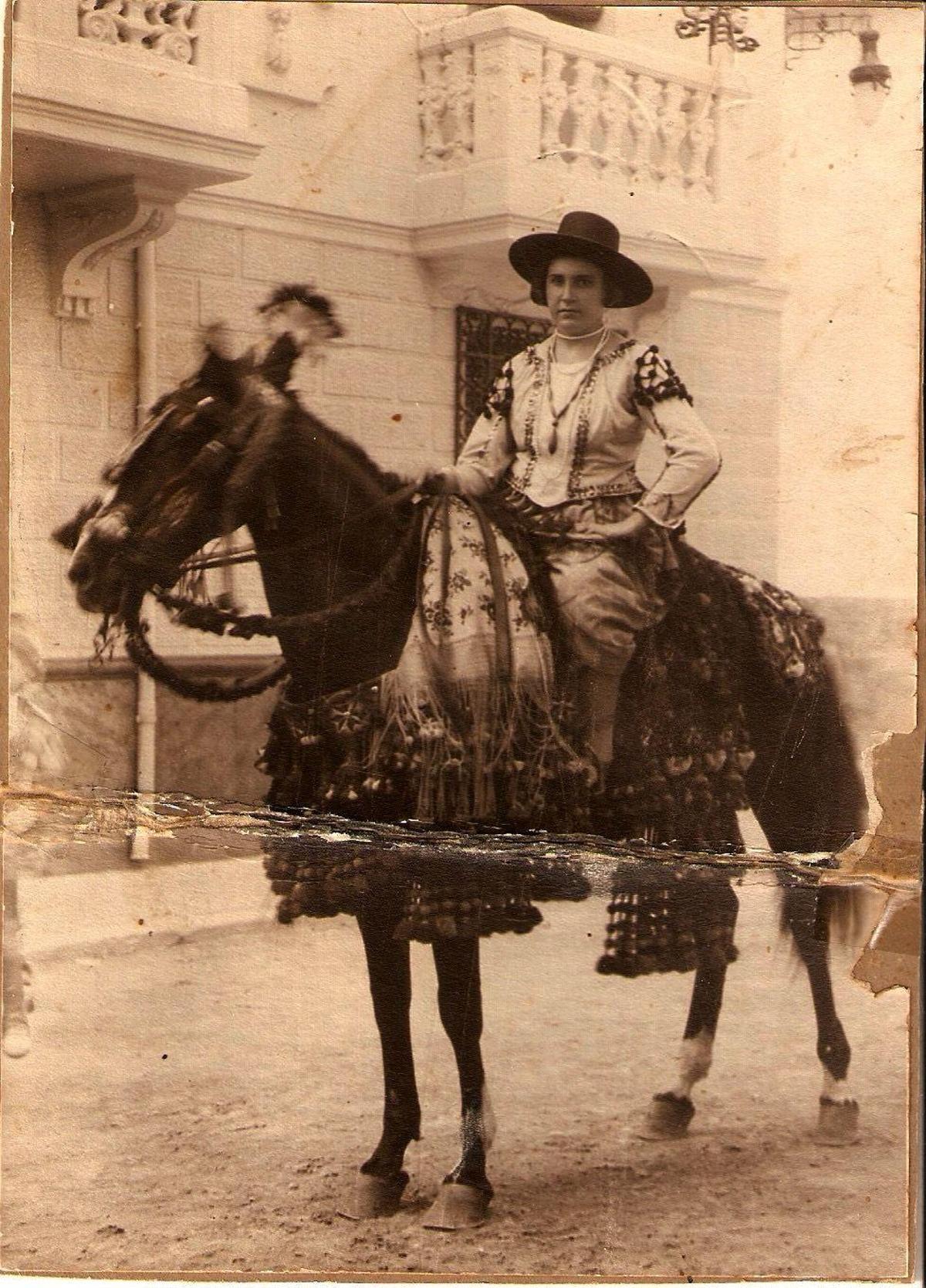 Una villenera sobre un caballo que participó en la Entrada antes de 1988, año de la incorporación oficial.