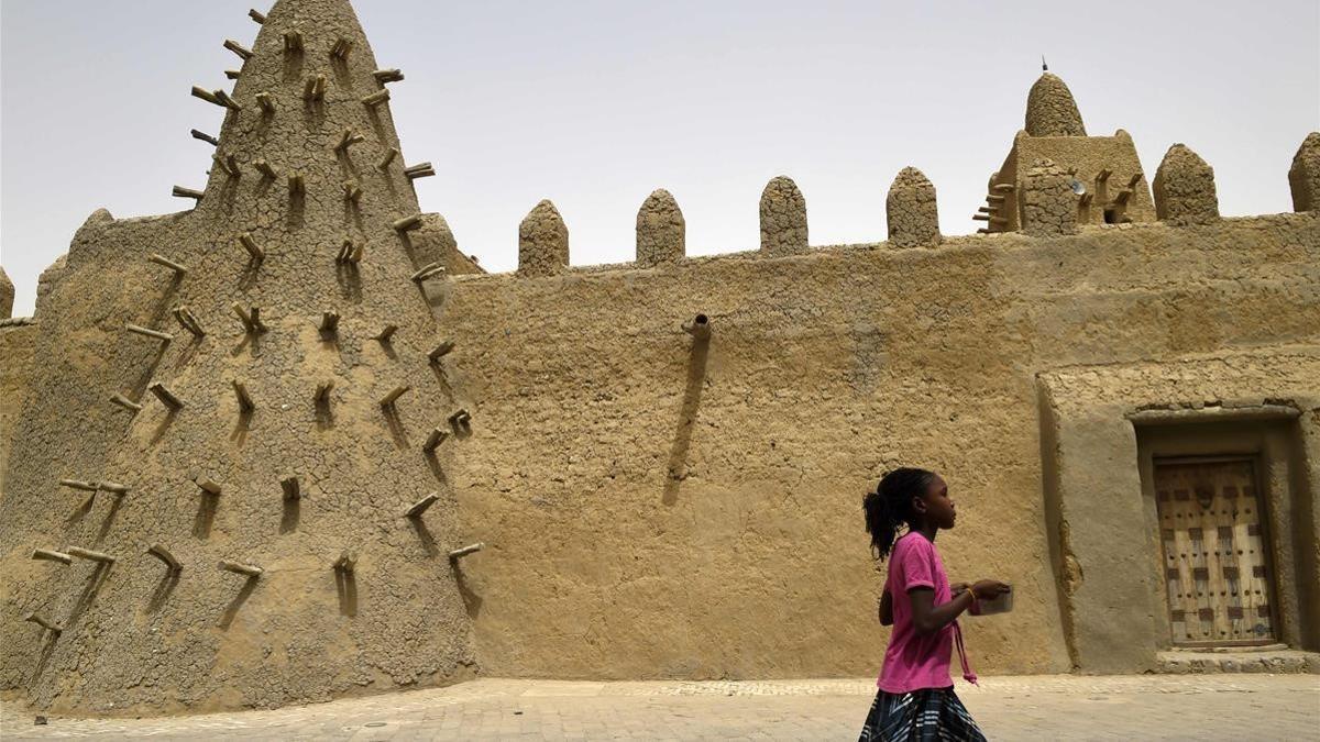 Una niña pasa por la mezquita Djingareyber en Tombuctú, en Malí, en junio del 2015, durante una operación antiterrorista del ejército francés en el Sahel.