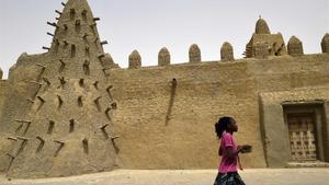 Una niña pasa por la mezquita Djingareyber en Tombuctú, en Malí, en junio del 2015, durante una operación antiterrorista del ejército francés en el Sahel.