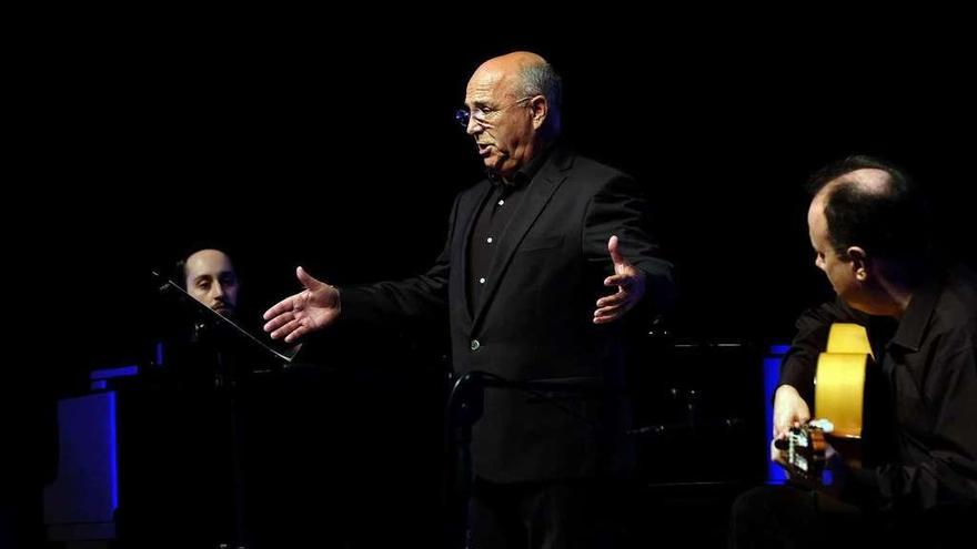 Un momento del recital protagonizado por el cantante Joaquín Pixán, ayer por la tarde.