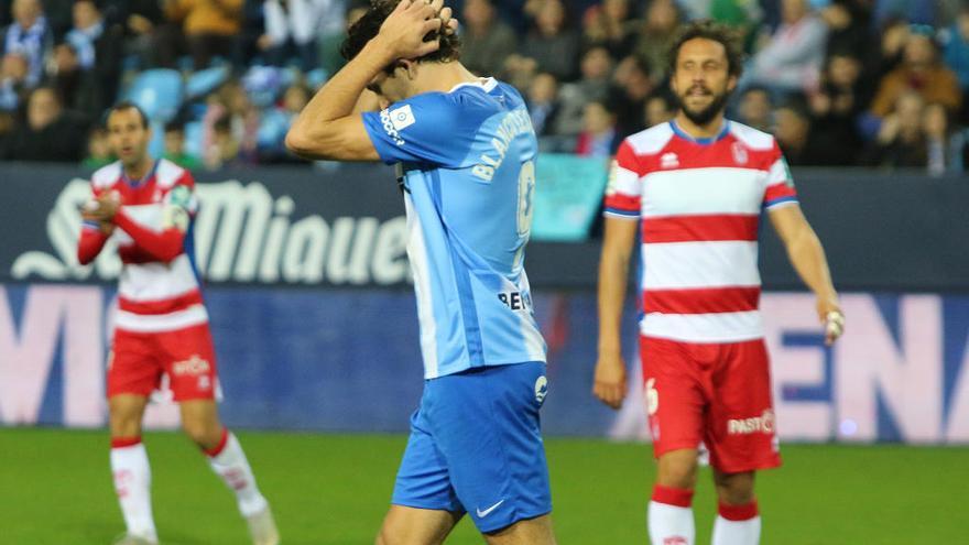 Blanco Leschuk se lamenta de las ocasiones falladas en el partido contra el Granada.