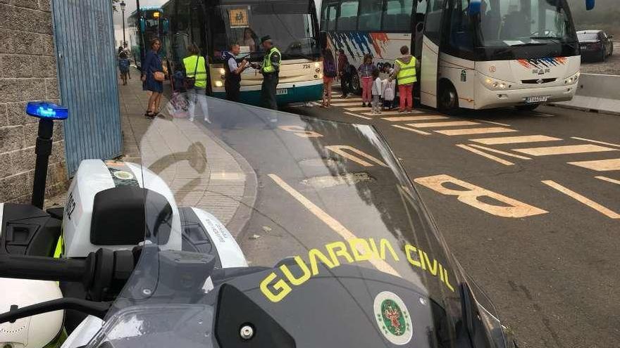 Un agente de la Guardia Civil de Tráfico durante un control a varios autobuses escolares.