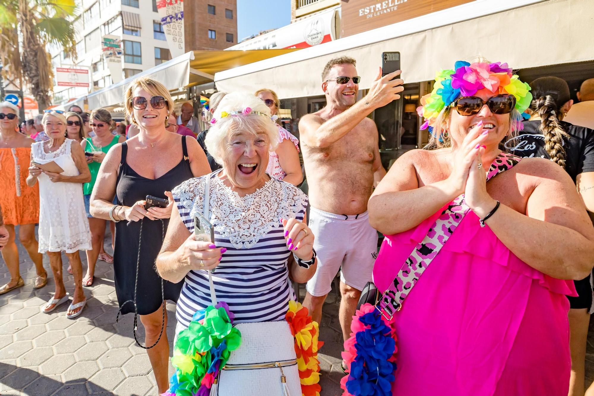 Cientos de personas festejan el Benidorm Pride con un multitudinario desfile y una fiesta en l'Aigüera