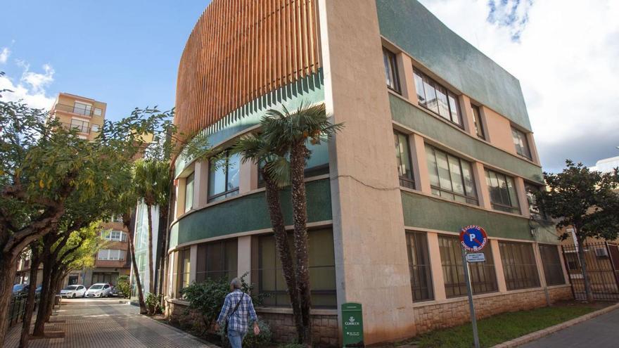 Fachada de la antigua biblioteca de Solades, que alojará el ambulatorio de Torrehermosa, el cuarto de la ciudad. | TONI LOSAS