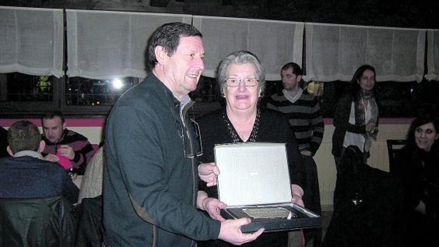 Maruja Toraño recibe el premio «Fayuela» en Arriondas