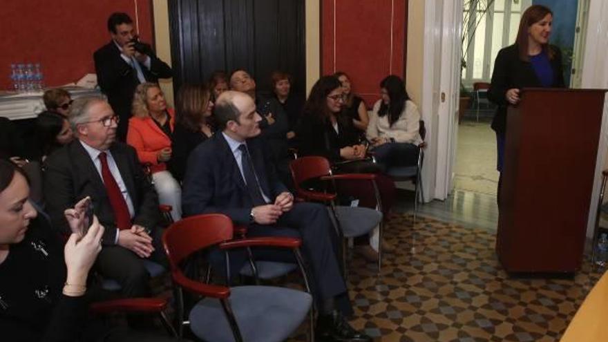 Mª José Català se dirige al tribunal durante la lectura de su tesis, ayer en la sede del CEU en València.