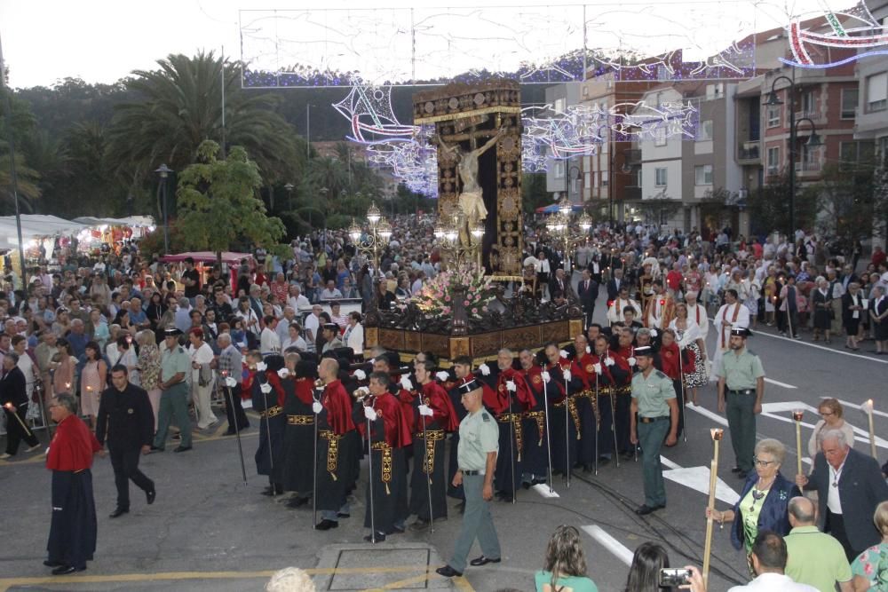 Un Cristo entre el fervor de la multitud. // Santos Álvarez