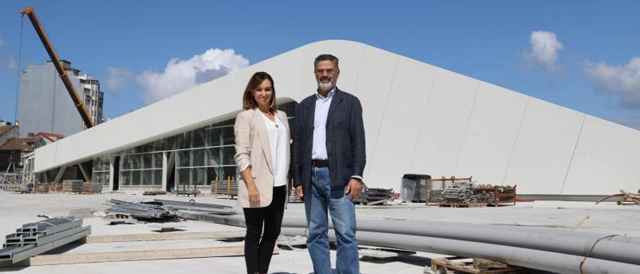 Esperanza Valle y Carlos Martín, ayer, en la cubierta del complejo Vialia.