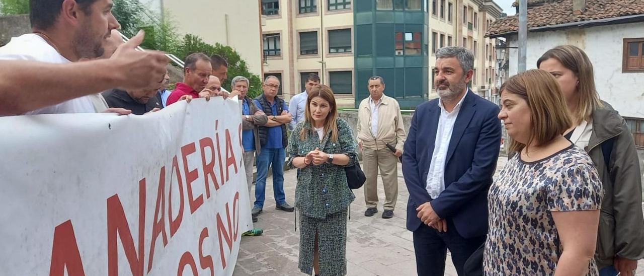Los ganaderos piden soluciones a Alejandro Calvo a la entrada del acto de la FSA en Cangas de Onis. | M. V.