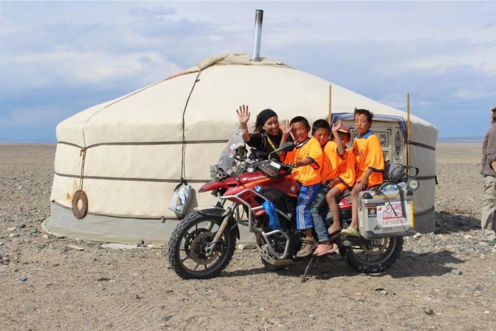 Alicia Sornosa, la única mujer europea de habla hispana en recorrer el mundo en moto