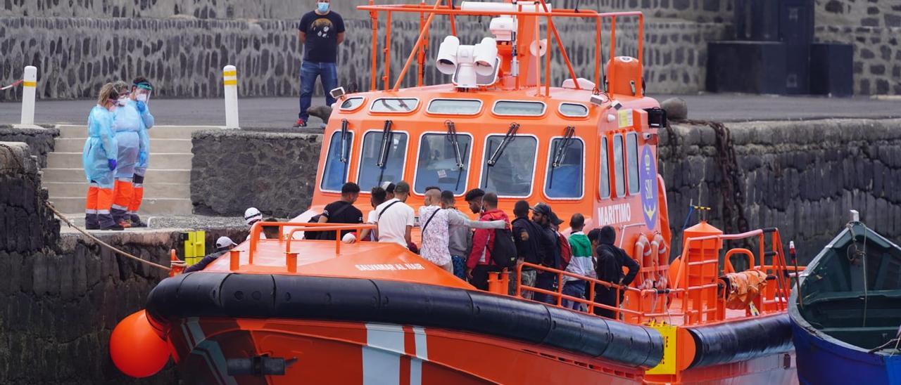 Migrantes en el Muelle Comercial de Arrecife tras ser rescatados el pasado martes por Salvamento Marítimo.