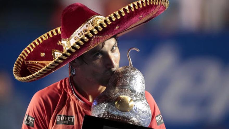 Ferrer besa el trofeo el trofeo del Abierto Mexicanos.