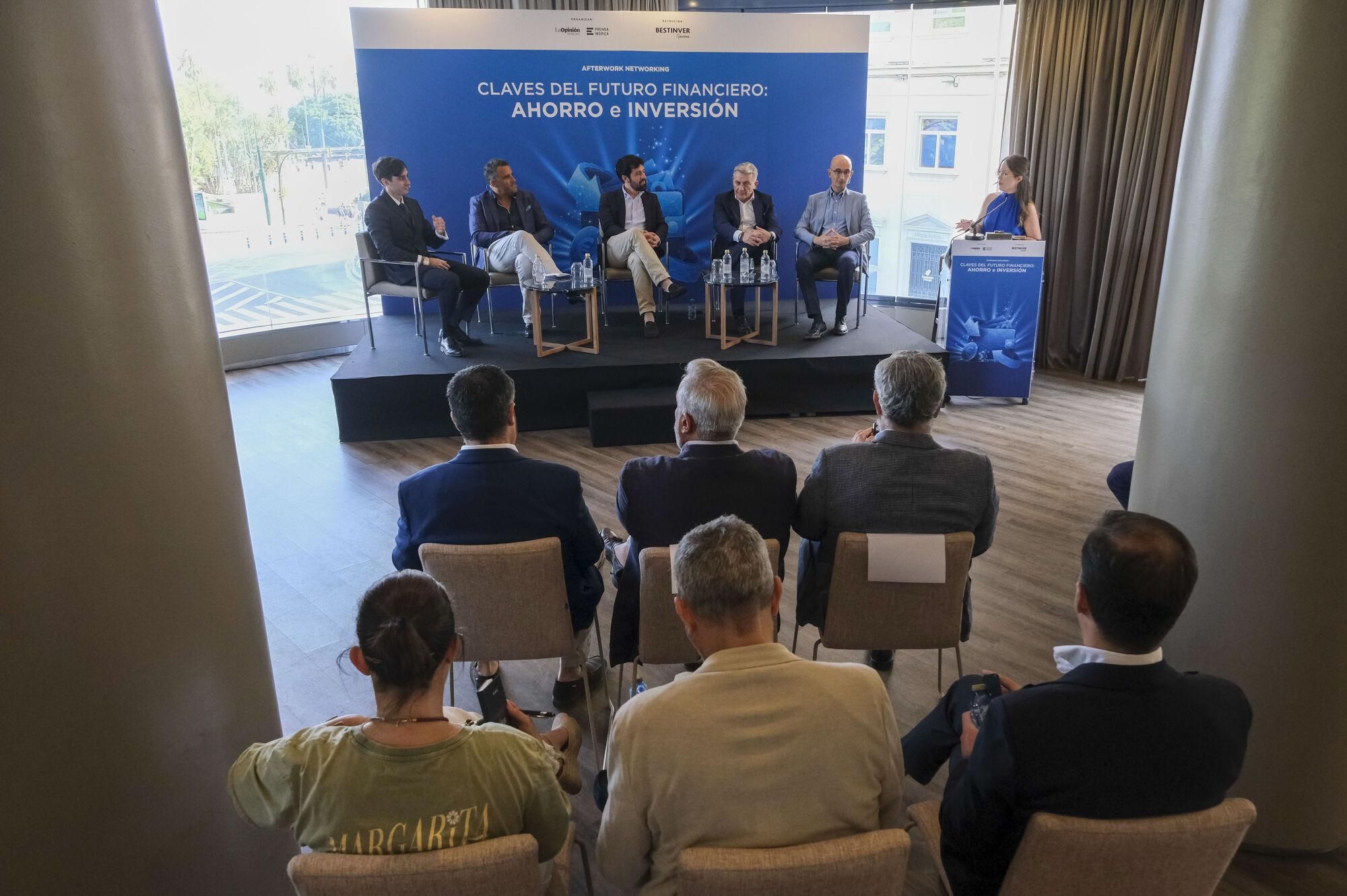 Expertos reunidos por La Opinión apuestan por el conocimiento financiero para superar los actuales tiempos de incertidumbre
