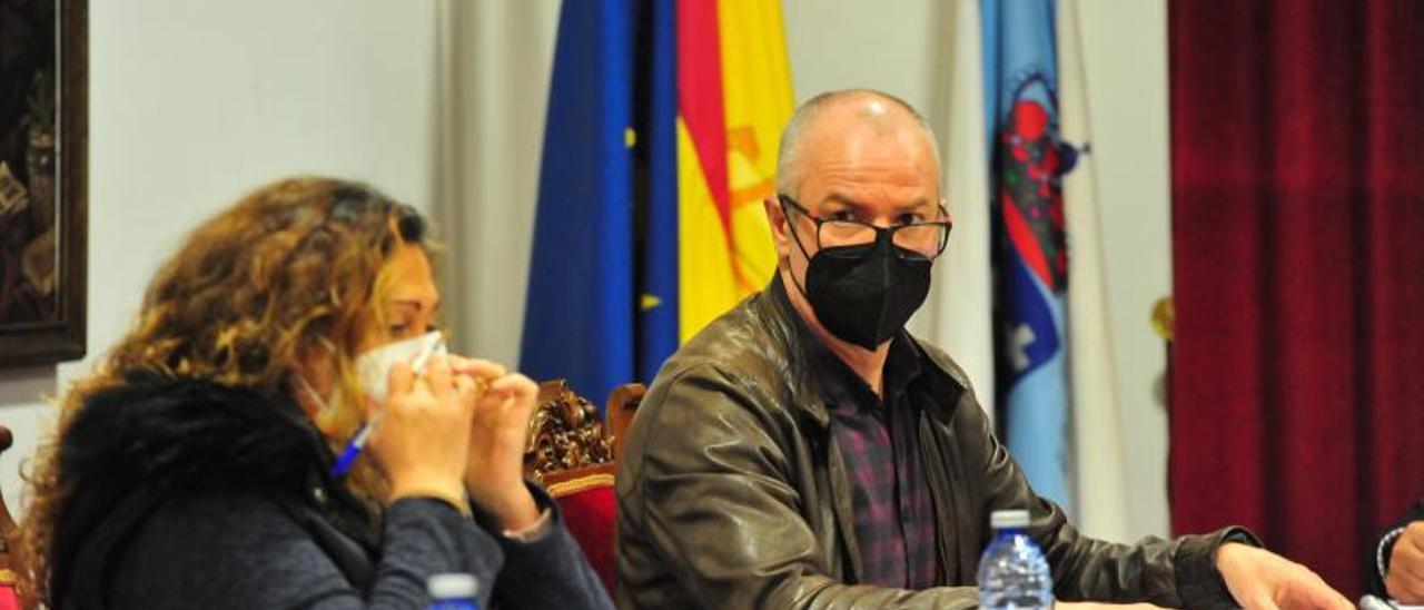 Elena Cores y Javier Dios durante un pleno de Vilanova.