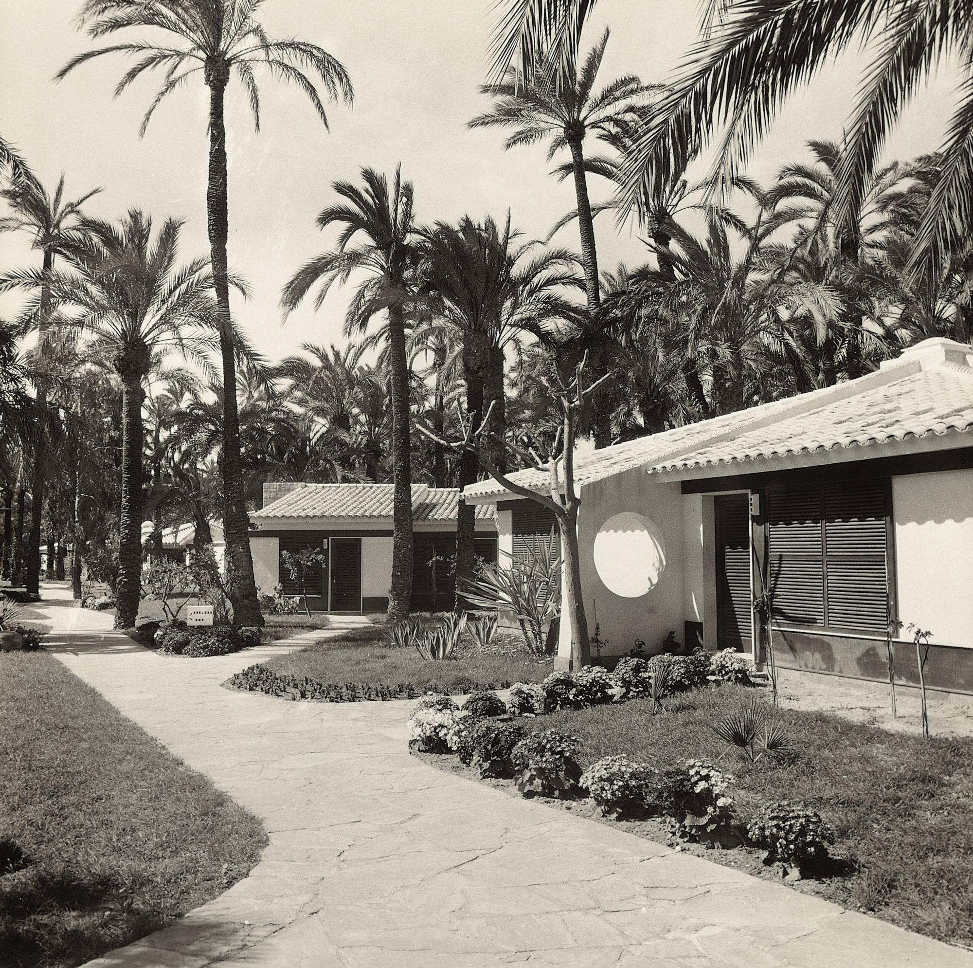 Primeras instalaciones del Hotel Huerto del Cura con sus bungalows