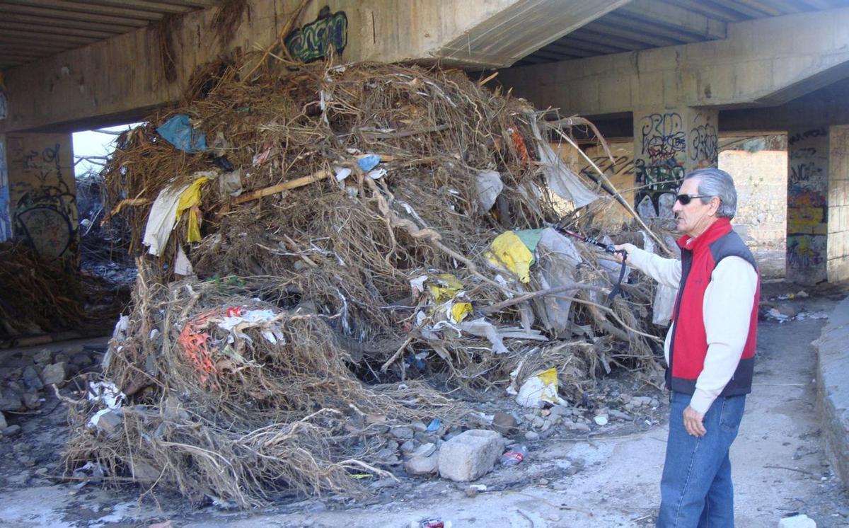 Material acumulado en 2013 en el arroyo de la Caleta tras una tromba de agua.