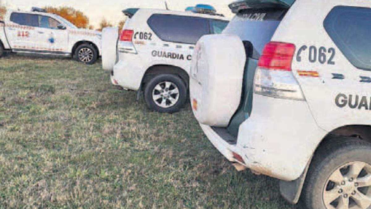 Vehículos de Guardia Civil y emergencias en el lugar del suceso.