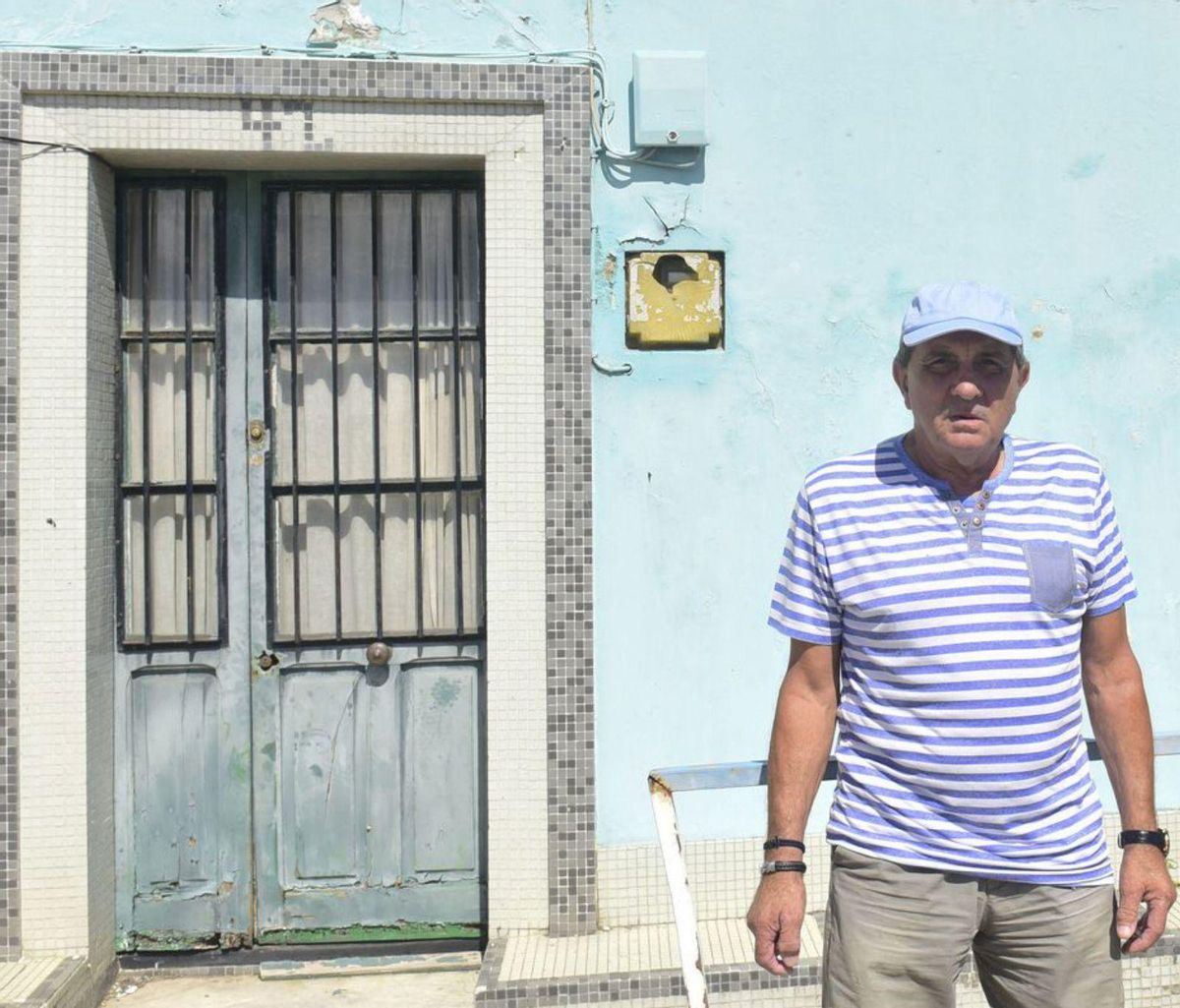 Roberto Prado, en la puerta de su vivienda de As Xubias. |  Casteleiro/Roller Agencia