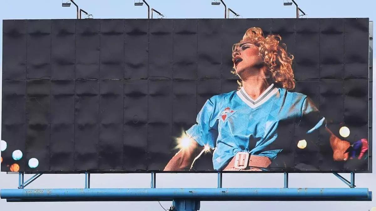 Cartel publicitario de Madonna con la camiseta del Celta, esta semana en la Avenida de Madrid de Vigo.