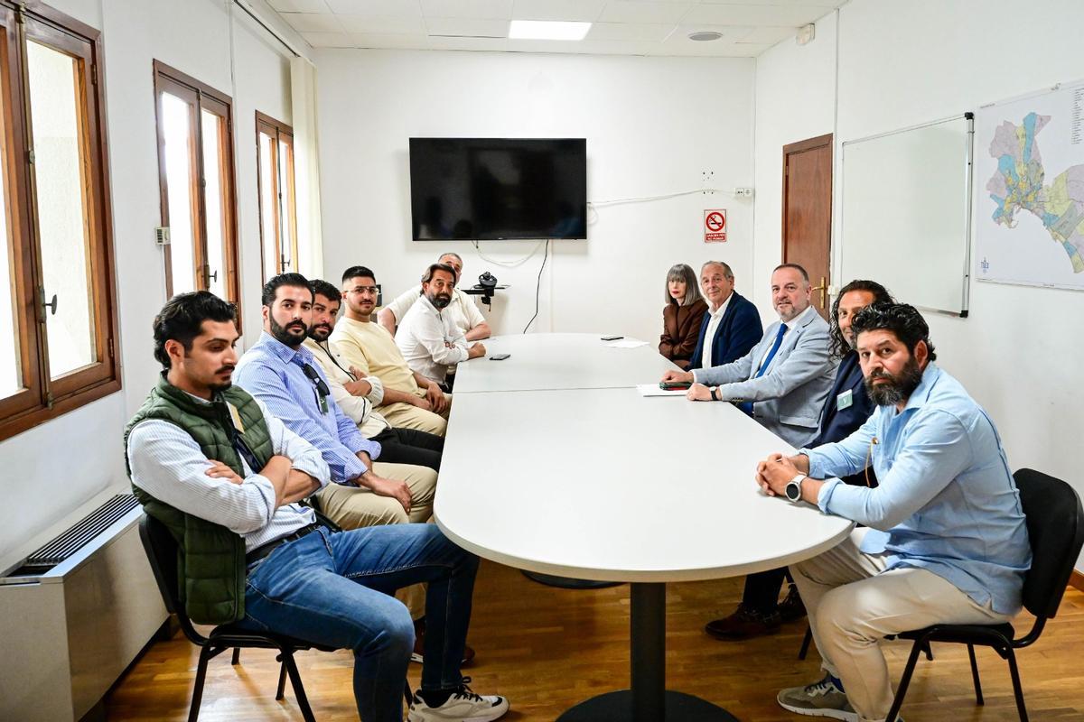 Imagen de la reunión mantenida ayer entre la Asociación La Calesa y el Ayuntamiento de Palma.