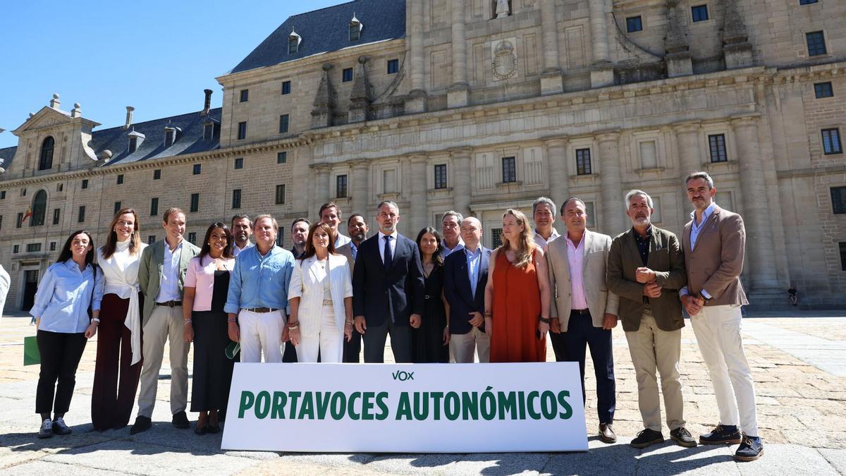 El presidente de Vox, Santiago Abascal, posa junto a portavoces autonómicos y dirigentes del partido, el lunes, en San Lorenzo del Escorial.