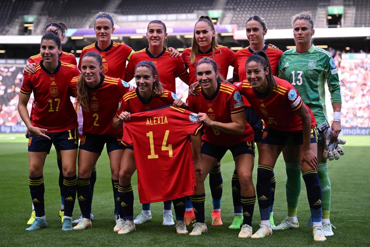 Homenaje de todo el equipo a Alexia Putellas antes deel encuentro del grupo B de la Eurocopa Femenina entre España y Finlandia, este viernes en el Stadium MK en Milton Keynes (Reino Unido)