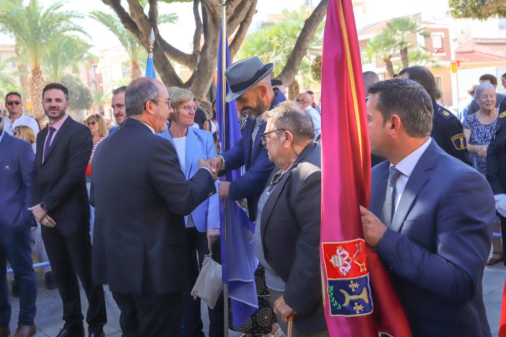 Benejúzar ha acogido el traslado de la patrona desde su santuario y un acto de homenaje a la Señera, en el día de la Comunidad Valenciana