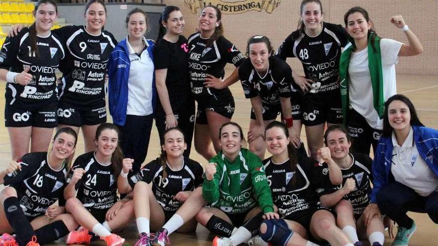 Las jugadoras carbayonas celebran en la pista de La Cistiérniga su clasificación para la promoción de ascenso.