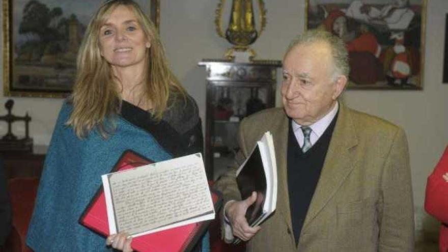 Ana Paula Mejuto amosa a copia dunha das cartas do seu avó; xunto a ela, Xesús Alonso Montero. / v. echave
