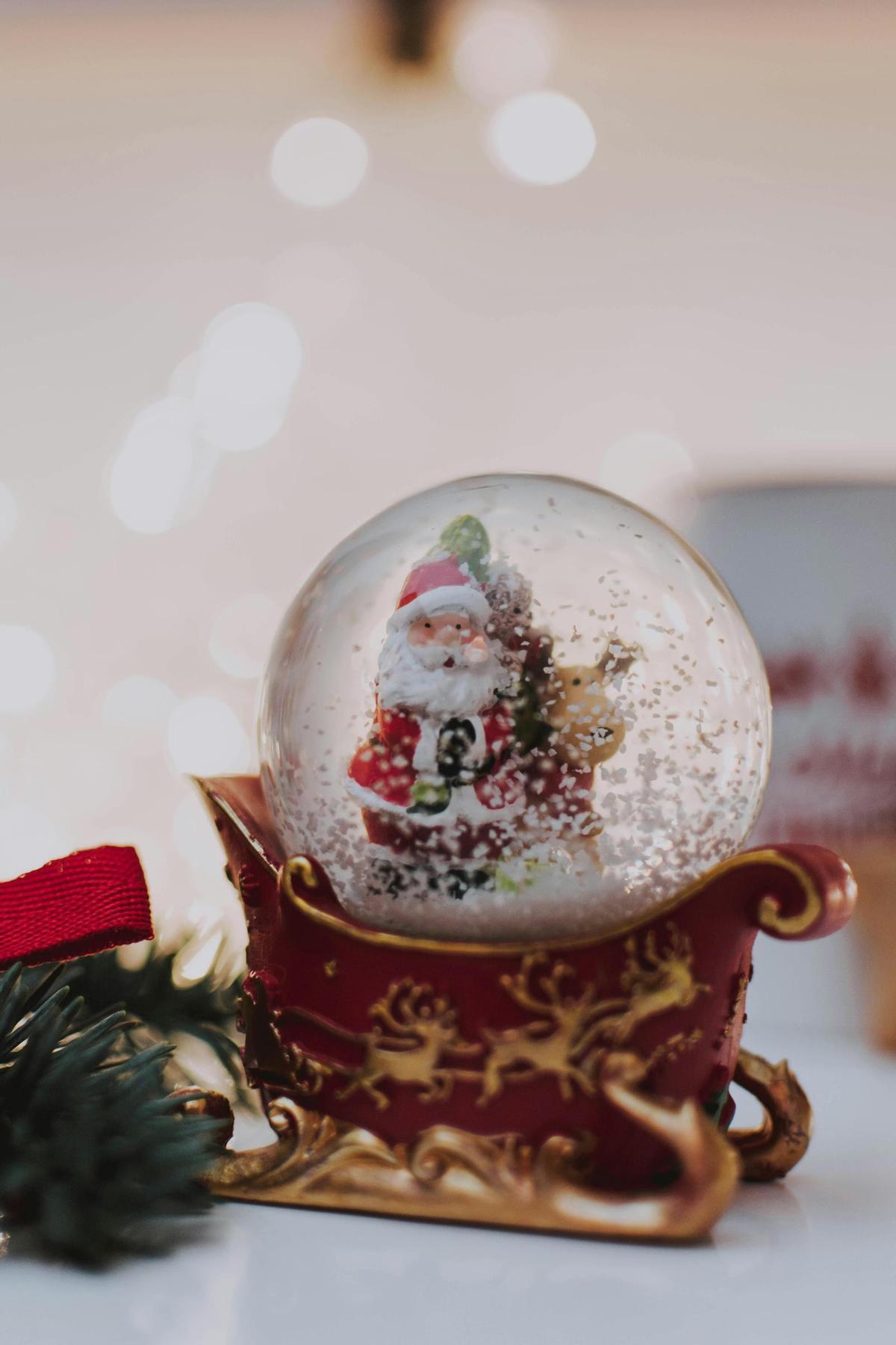 Puedes optar por decoración vintage, muy demandada este 2024, como esta bola de nieve.