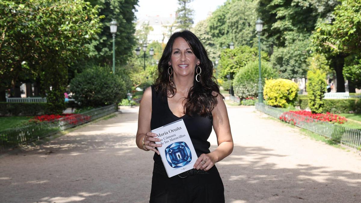María Oruña presenta su nuevo libro, «La cámara de las maravillas»