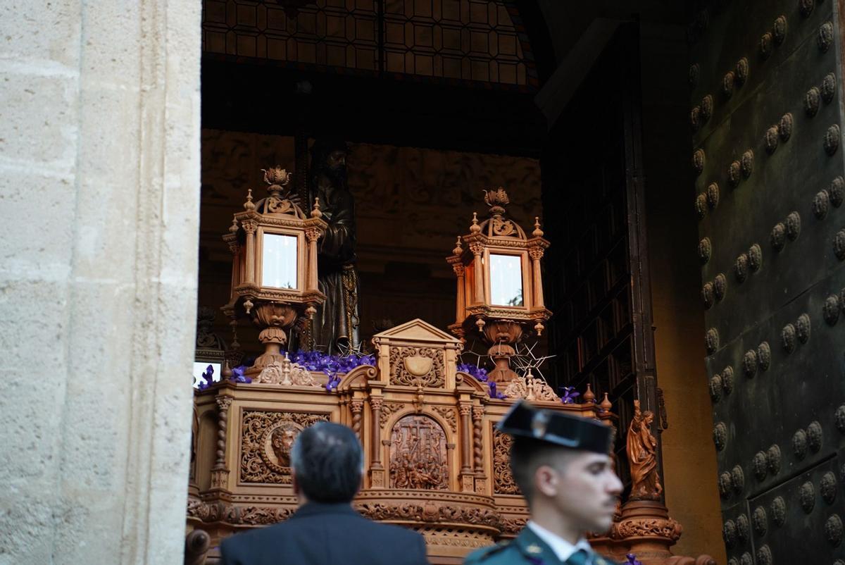 Procesión de El Cristo de la Corona por Sevilla. Procesión de El Cristo de la Corona por Sevilla.
