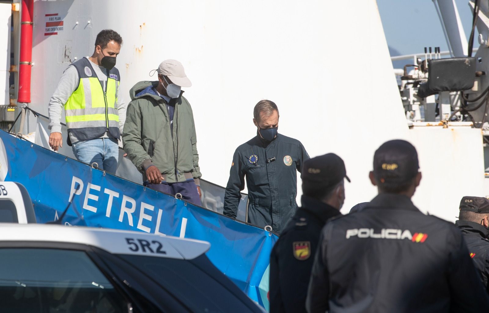 El velero interceptado en el Atlántico con dos toneladas de cocaína llega a Vigo