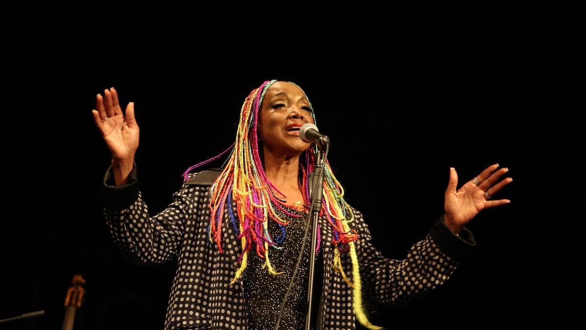 La cantant i pianista Lucrecia al Teatre de Sarrià.