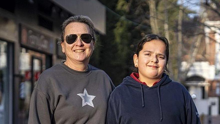 Gemma Luque Romero, junto a su hija, alumna del colegio La Vall